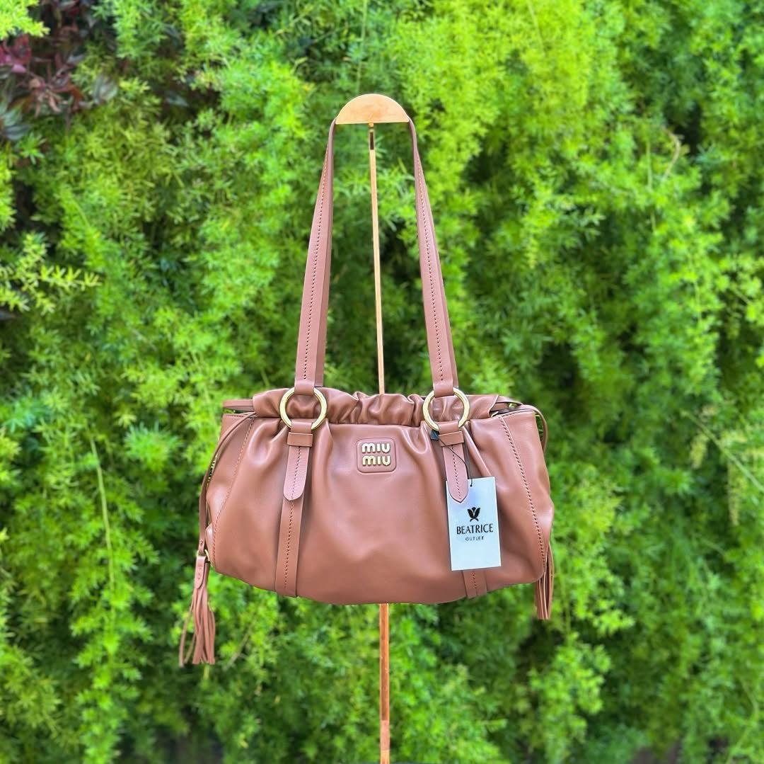 Pronta Entrega – MIU MIU VITELLO LUX HOBO BAG CARAMEL