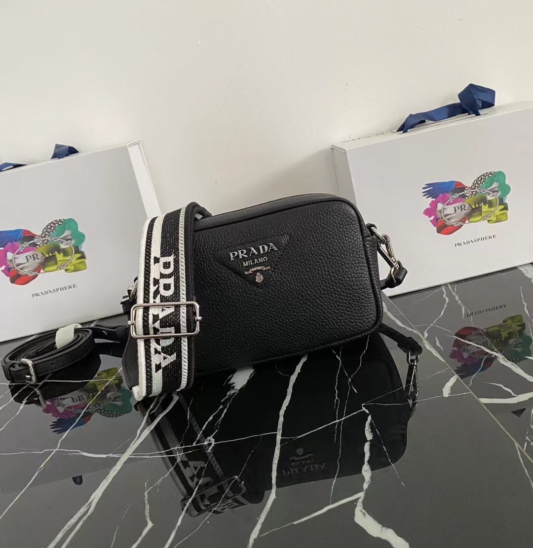 Pronta Entrega – Bolsa Modelo Prada em Couro com Alça de Ombro