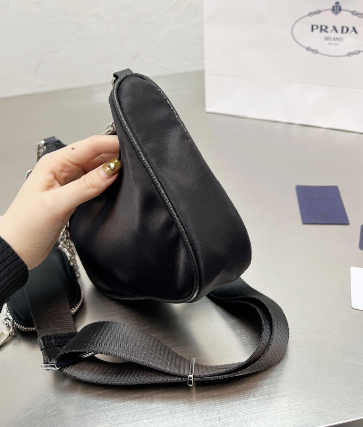 Pronta Entrega – Bolsa Prada em Re-Nylon Re-Edition 2005