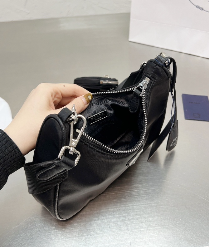Pronta Entrega – Bolsa Prada em Re-Nylon Re-Edition 2005