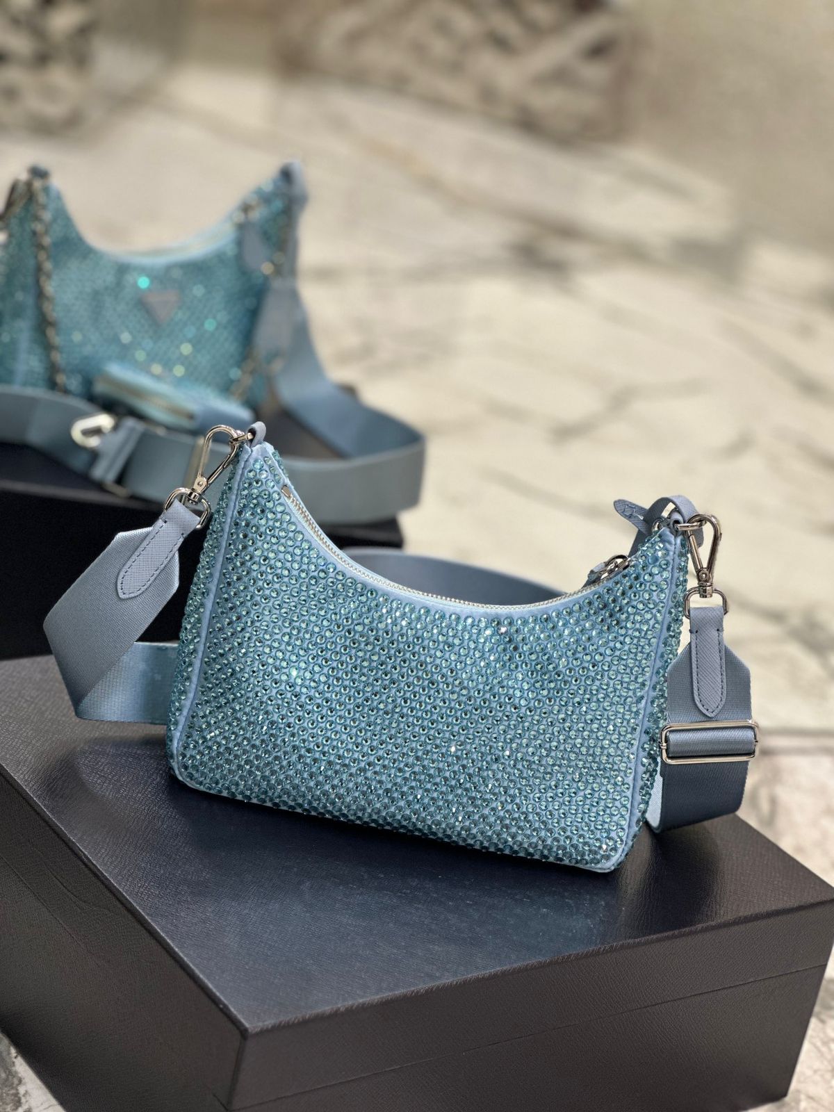 Pronta Entrega – Bolsa Prada Re-Edition 2005 em Cetim Cristais