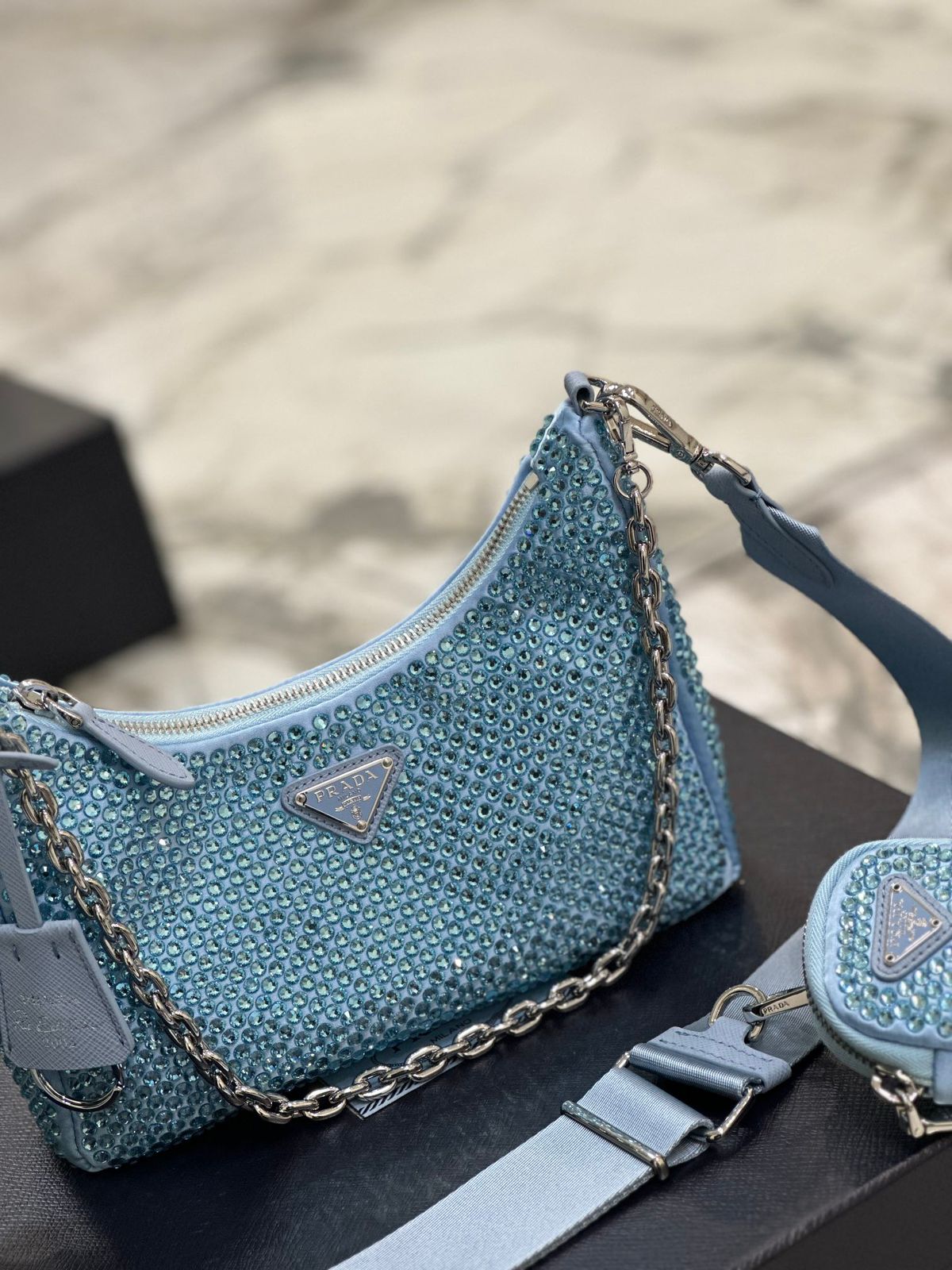 Pronta Entrega – Bolsa Prada Re-Edition 2005 em Cetim Cristais