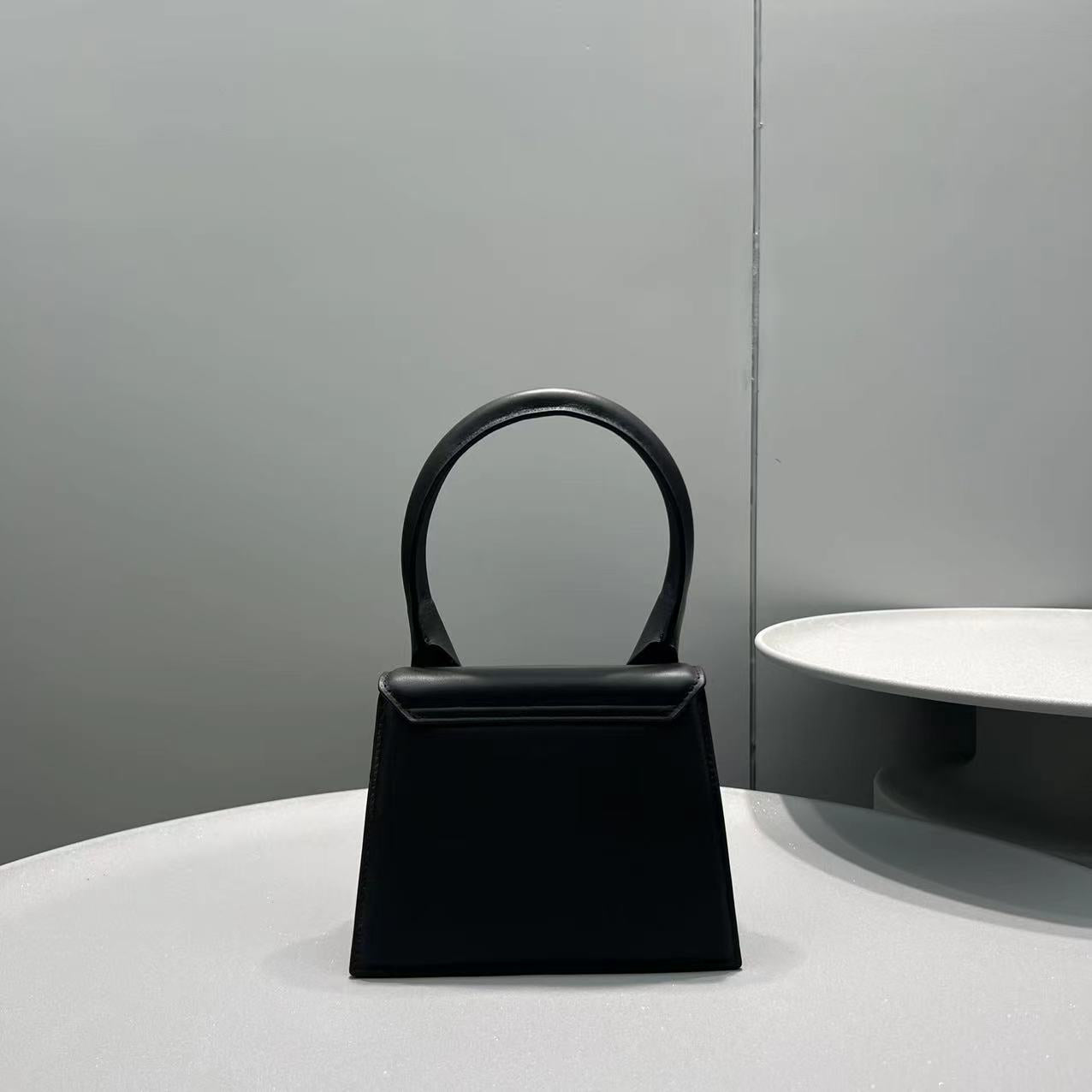 Pronta Entrega – Bolsa Modelo Jacquemus Le Chiquito Moyen