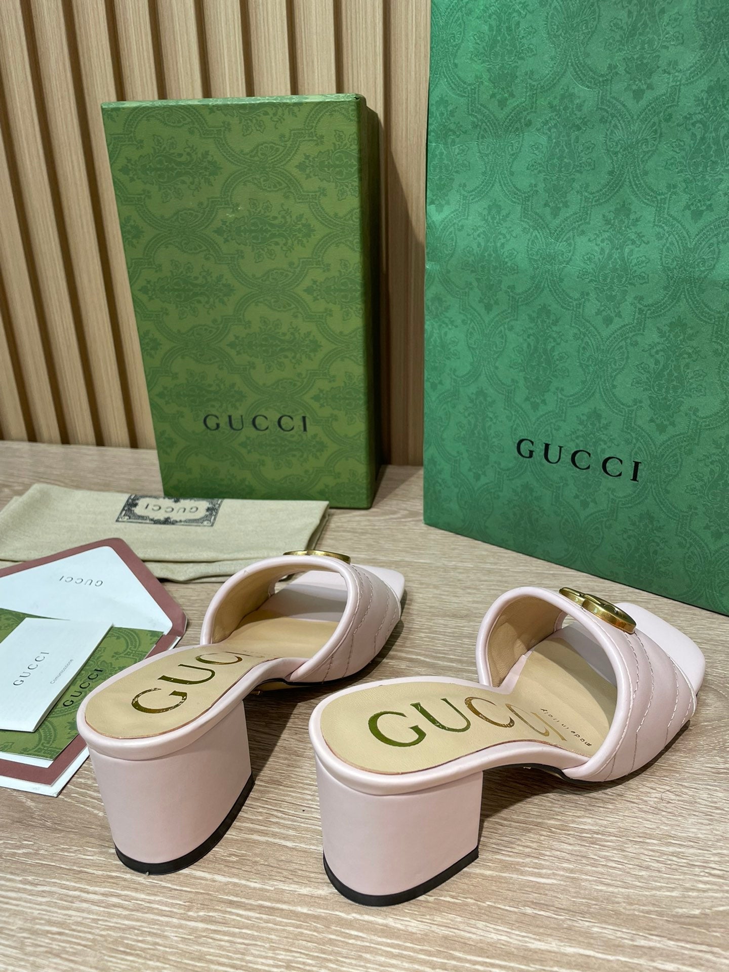 Pronta Entrega – Slide Modelo Gucci Matelassê com Placa de Logo