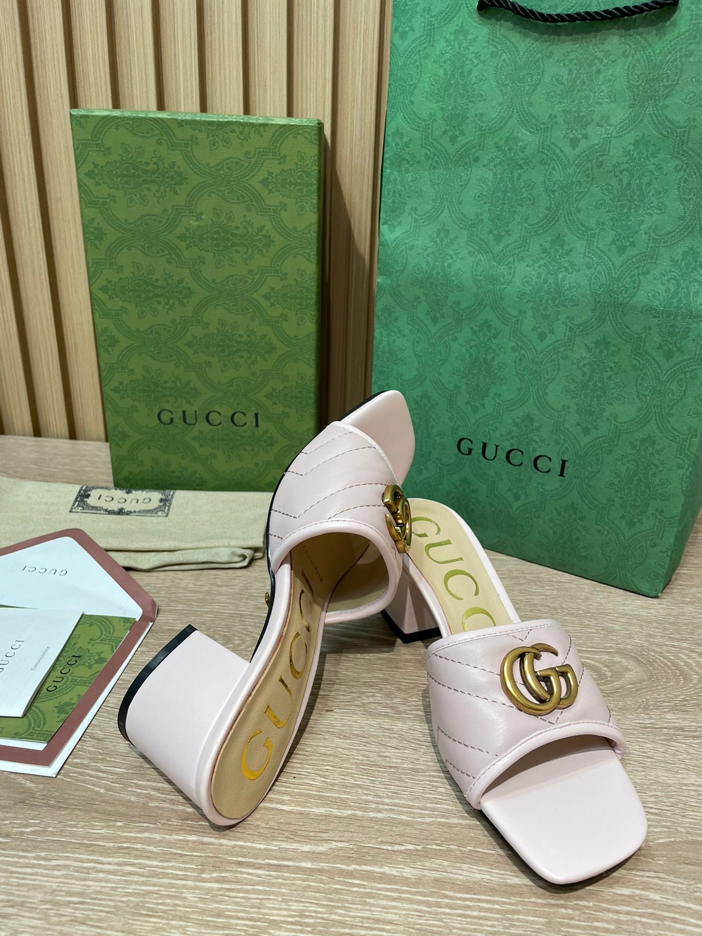 Pronta Entrega – Slide Modelo Gucci Matelassê com Placa de Logo