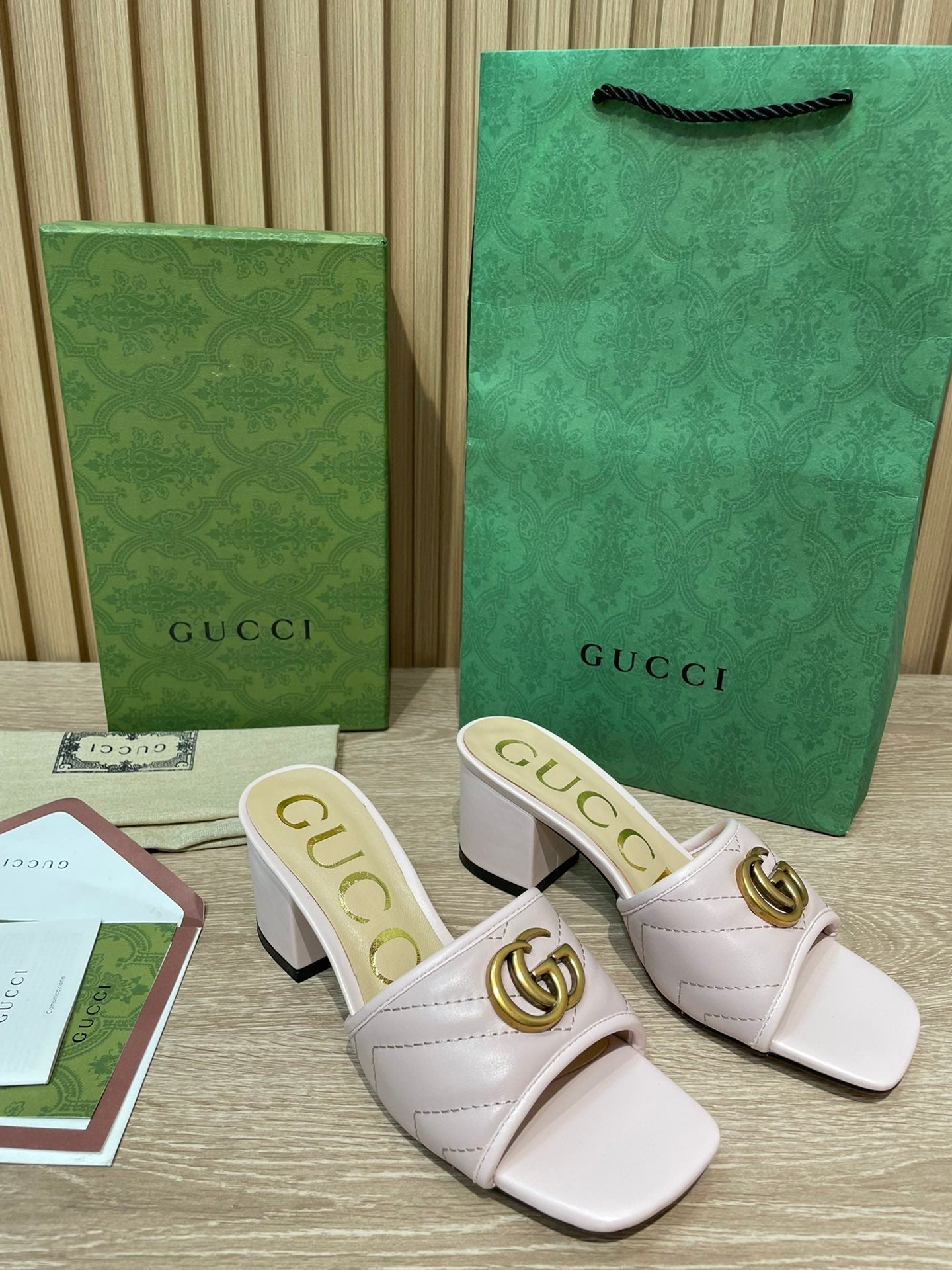 Pronta Entrega – Slide Modelo Gucci Matelassê com Placa de Logo