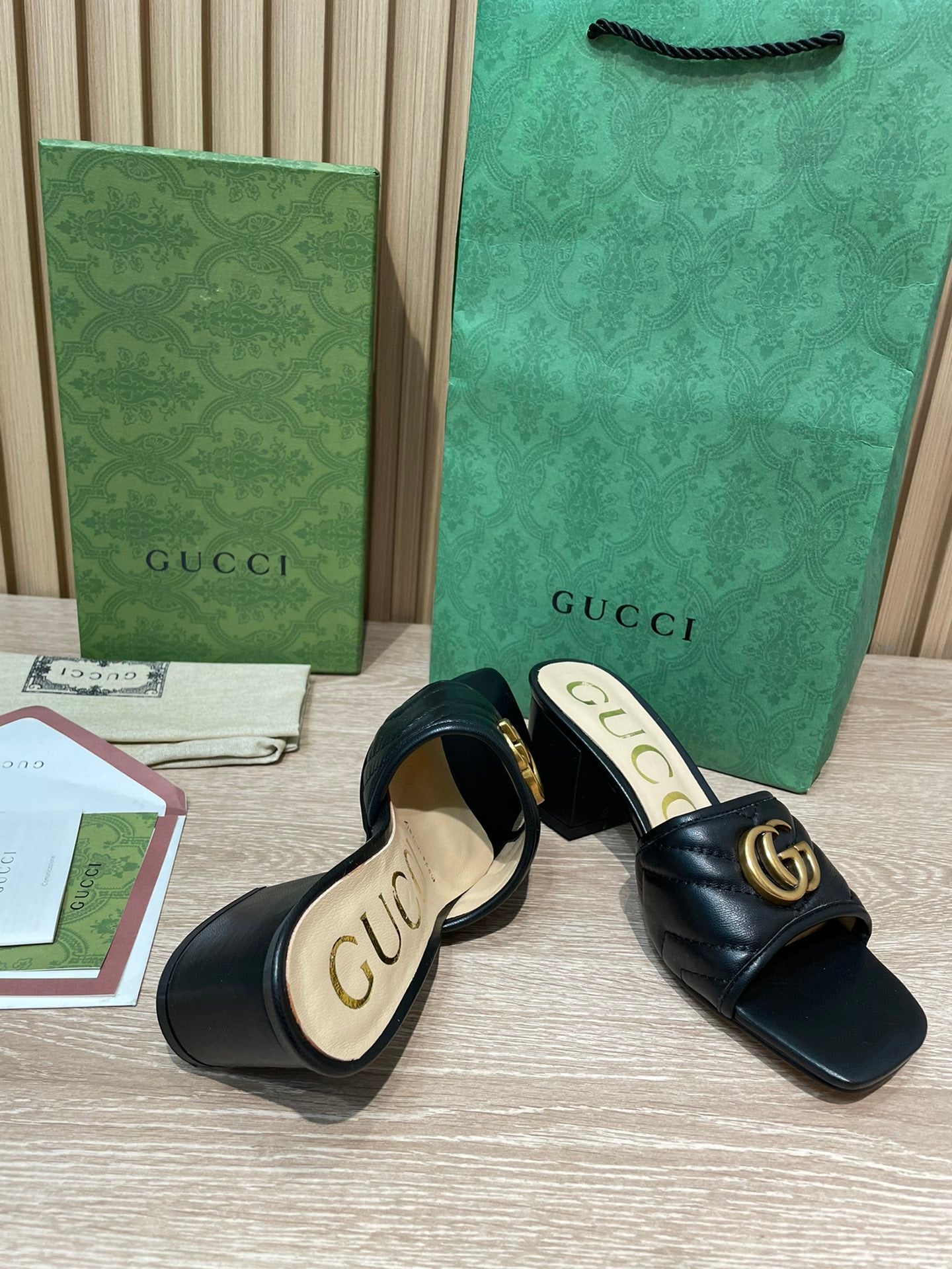 Pronta Entrega – Slide Modelo Gucci Matelassê com Placa de Logo