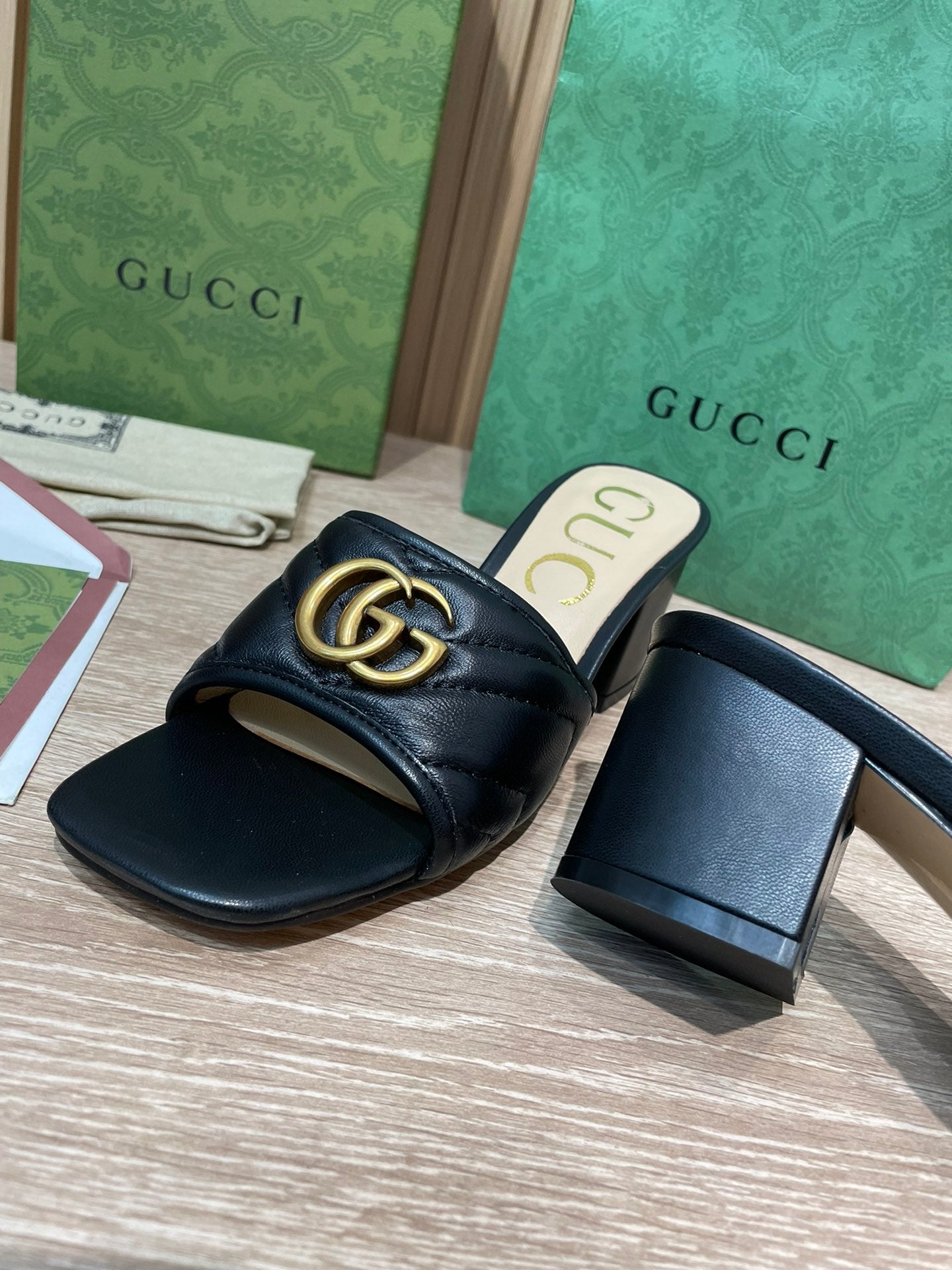 Pronta Entrega – Slide Modelo Gucci Matelassê com Placa de Logo