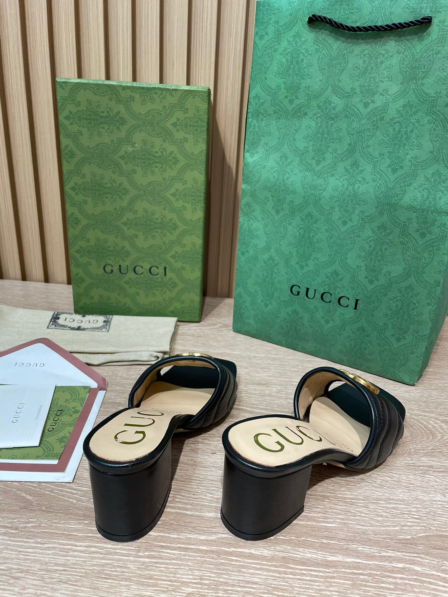 Pronta Entrega – Slide Modelo Gucci Matelassê com Placa de Logo