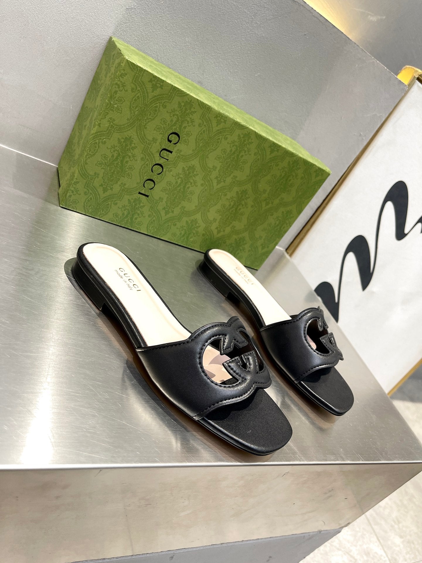 Pronta Entrega – Sandália Modelo Gucci de Couro com Logo Vazado