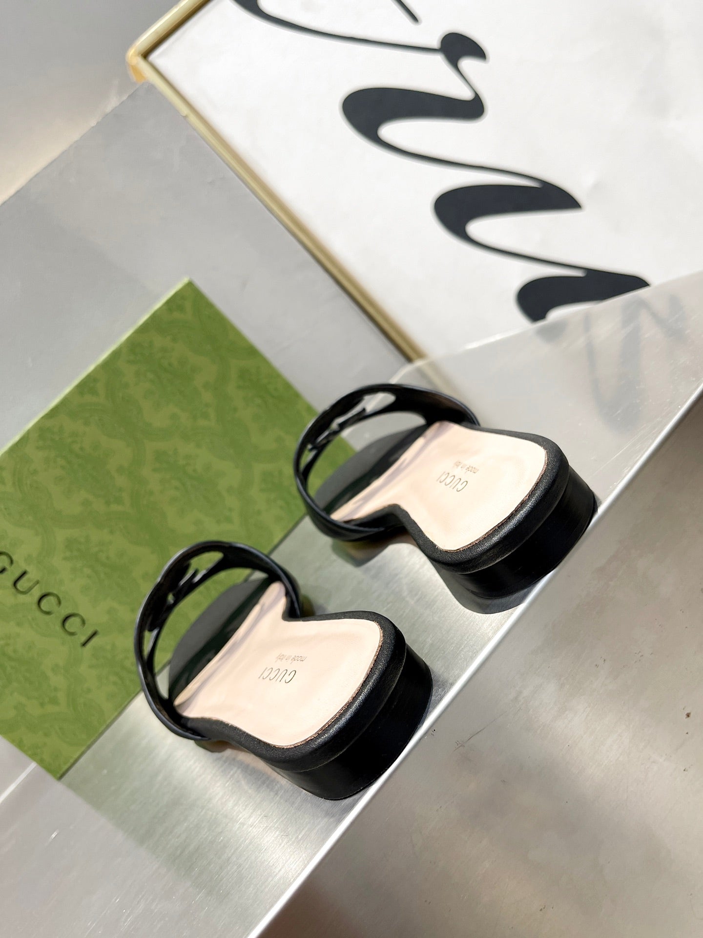 Pronta Entrega – Sandália Modelo Gucci de Couro com Logo Vazado