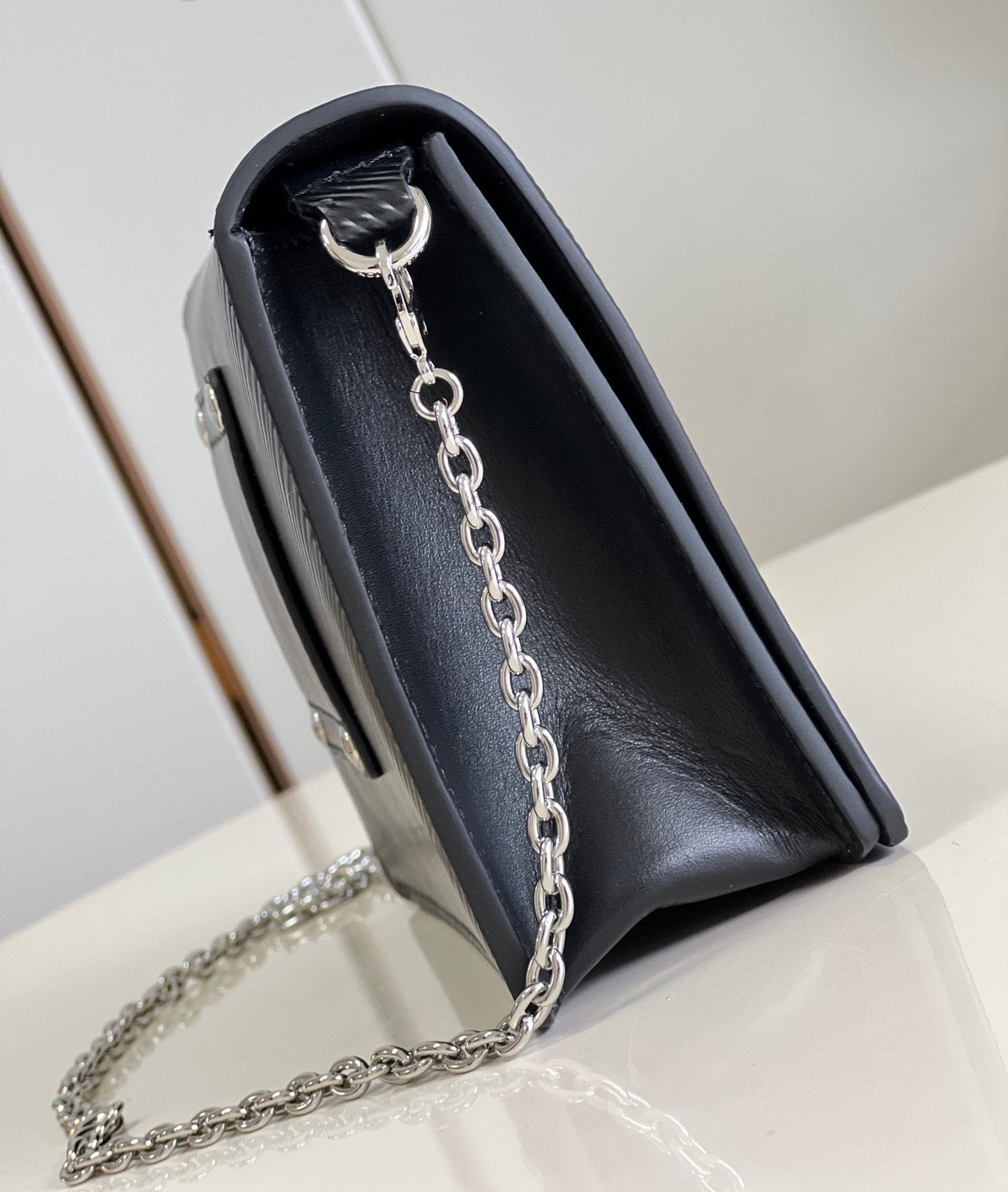 Pronta Entrega – Bolsa Louis Vuitton Twist Belt Chain Pouch