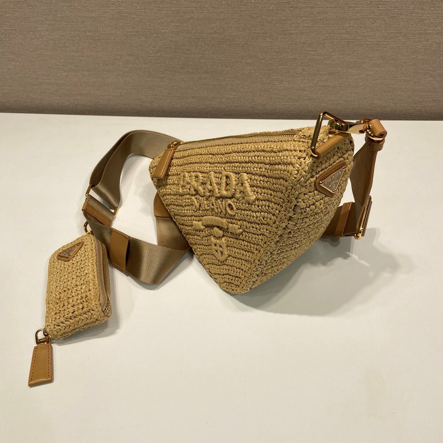 Pronta Entrega – Bolsa Modelo Prada Bandoleira Triangular em Ráfia