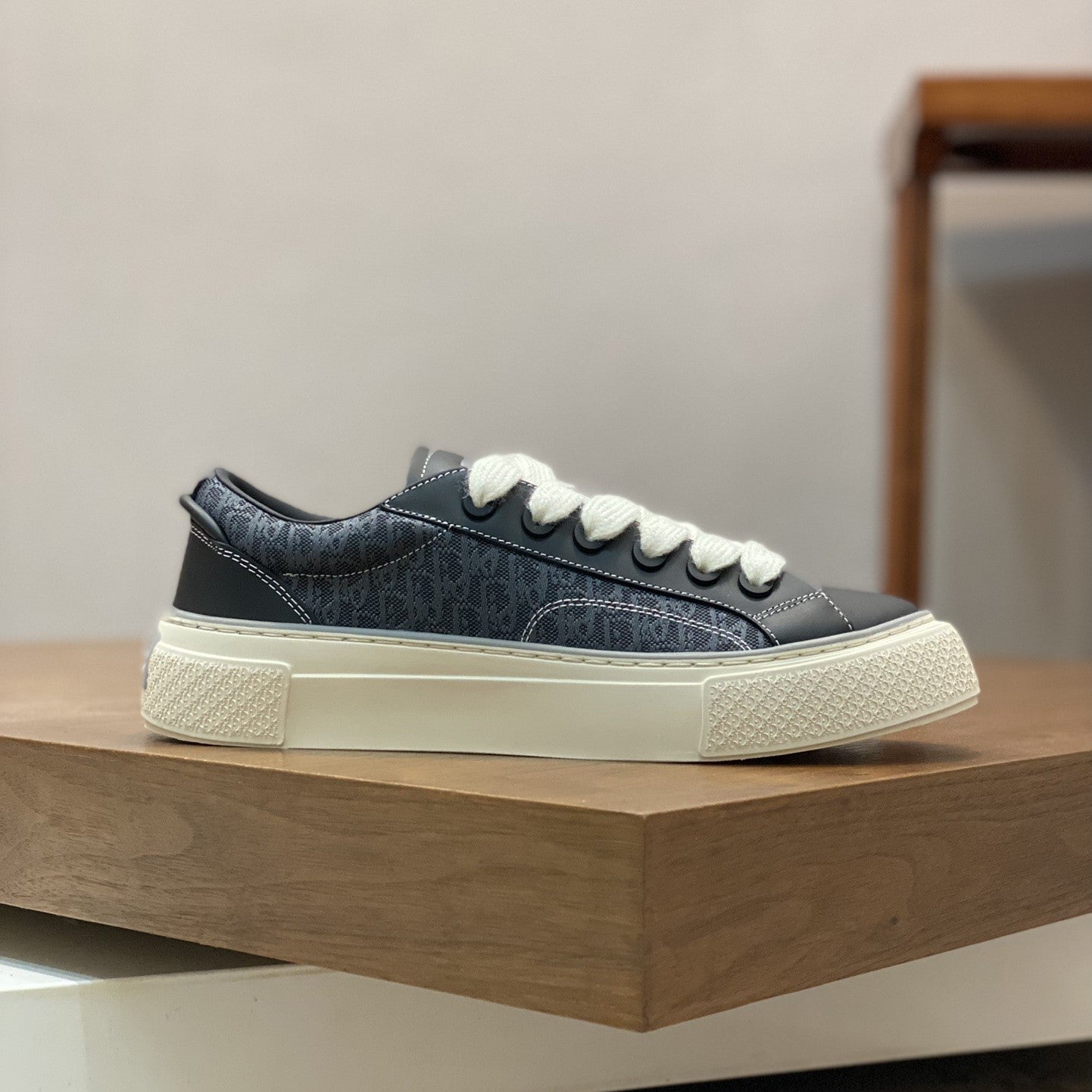 Pronta Entrega – Tênis Modelo Dior