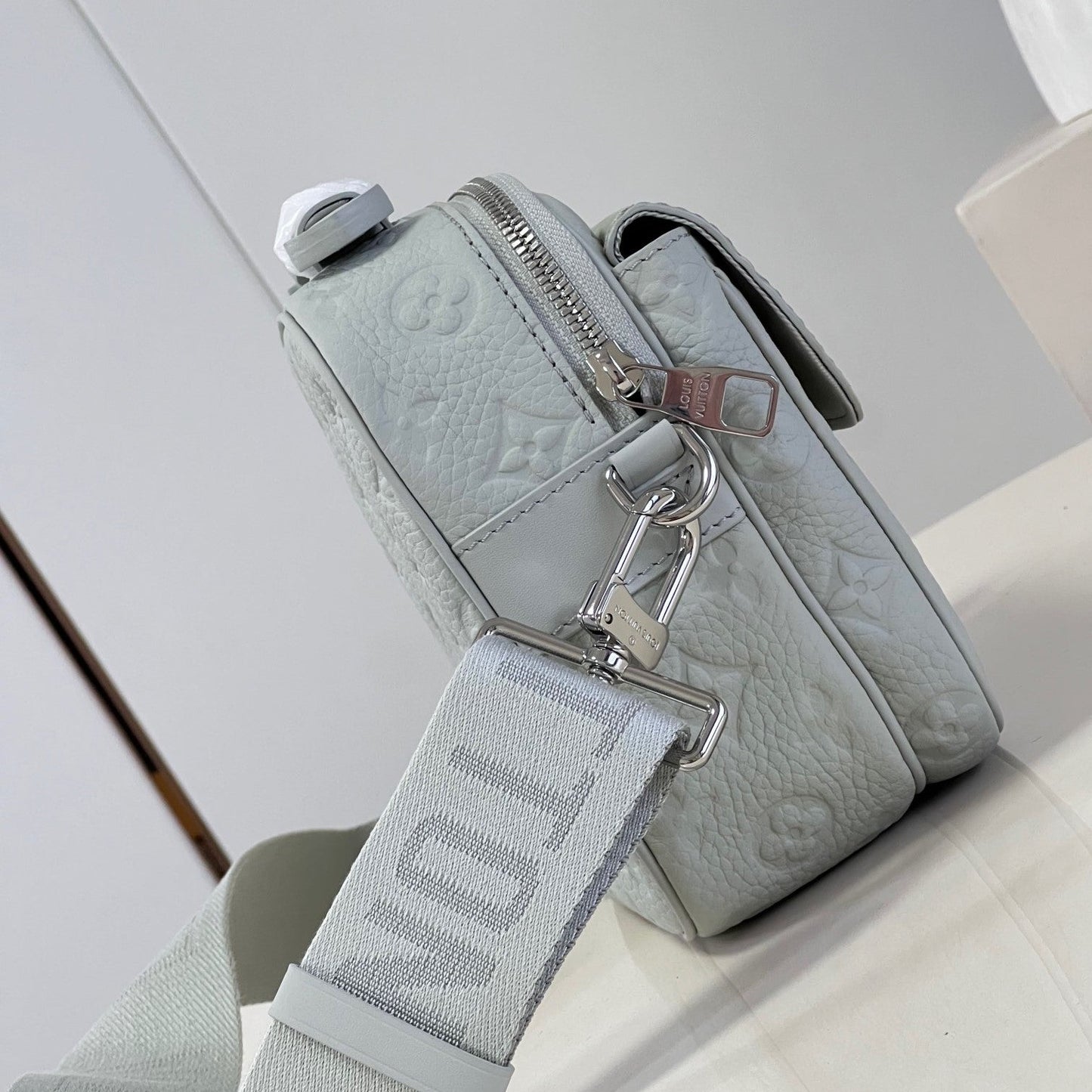 Pronta Entrega – PRONTA-ENTREGA – Bolsa Modelo Louis Vuitton S-Lock em couro com monograma Taurillon
