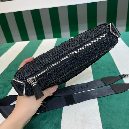 Pronta Entrega – Bolsa Modelo Prada Bandoleira Triangular em Ráfia