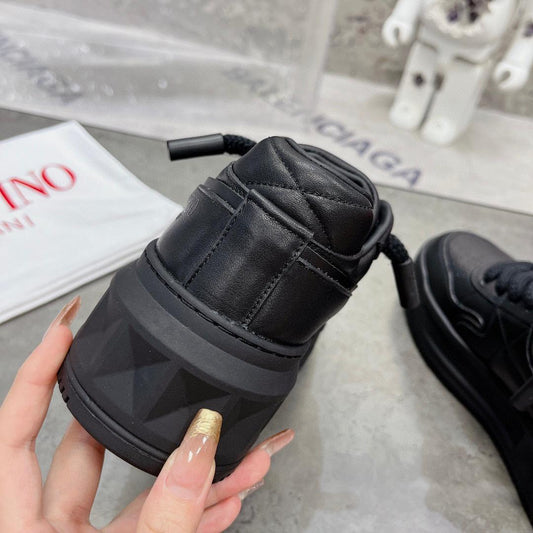 Pronta Entrega – Tênis Modelo Valentino