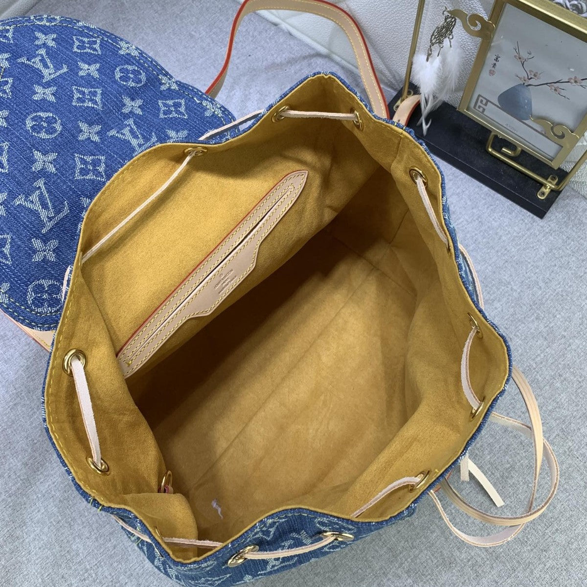 Pronta Entrega – Mochila Modelo Louis Vuitton Monogram Denim Logo Gold Tan