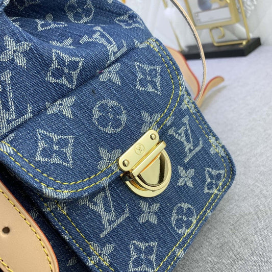Pronta Entrega – Mochila Modelo Louis Vuitton Monogram Denim Logo Gold Tan