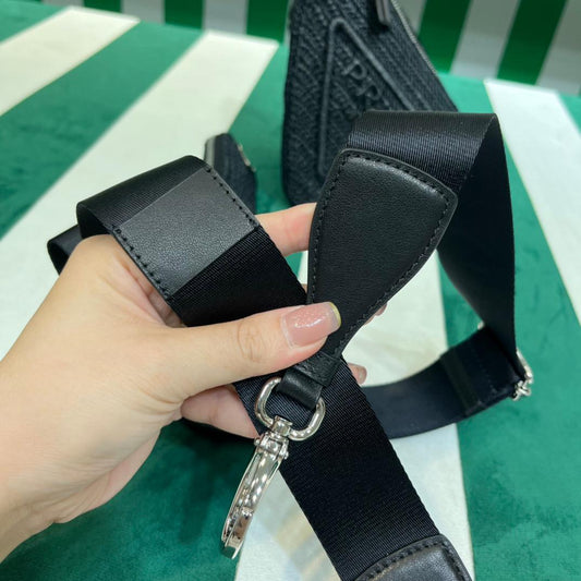 Pronta Entrega – Bolsa Modelo Prada Bandoleira Triangular em Ráfia