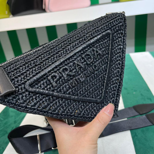 Pronta Entrega – Bolsa Modelo Prada Bandoleira Triangular em Ráfia