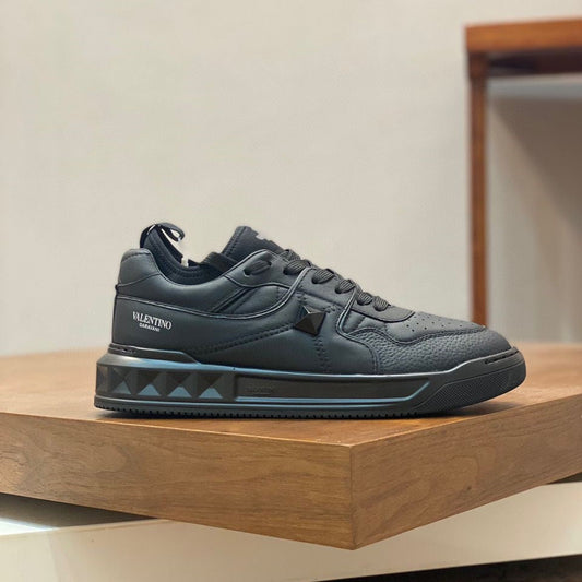 Pronta Entrega – Tênis Modelo Valentino