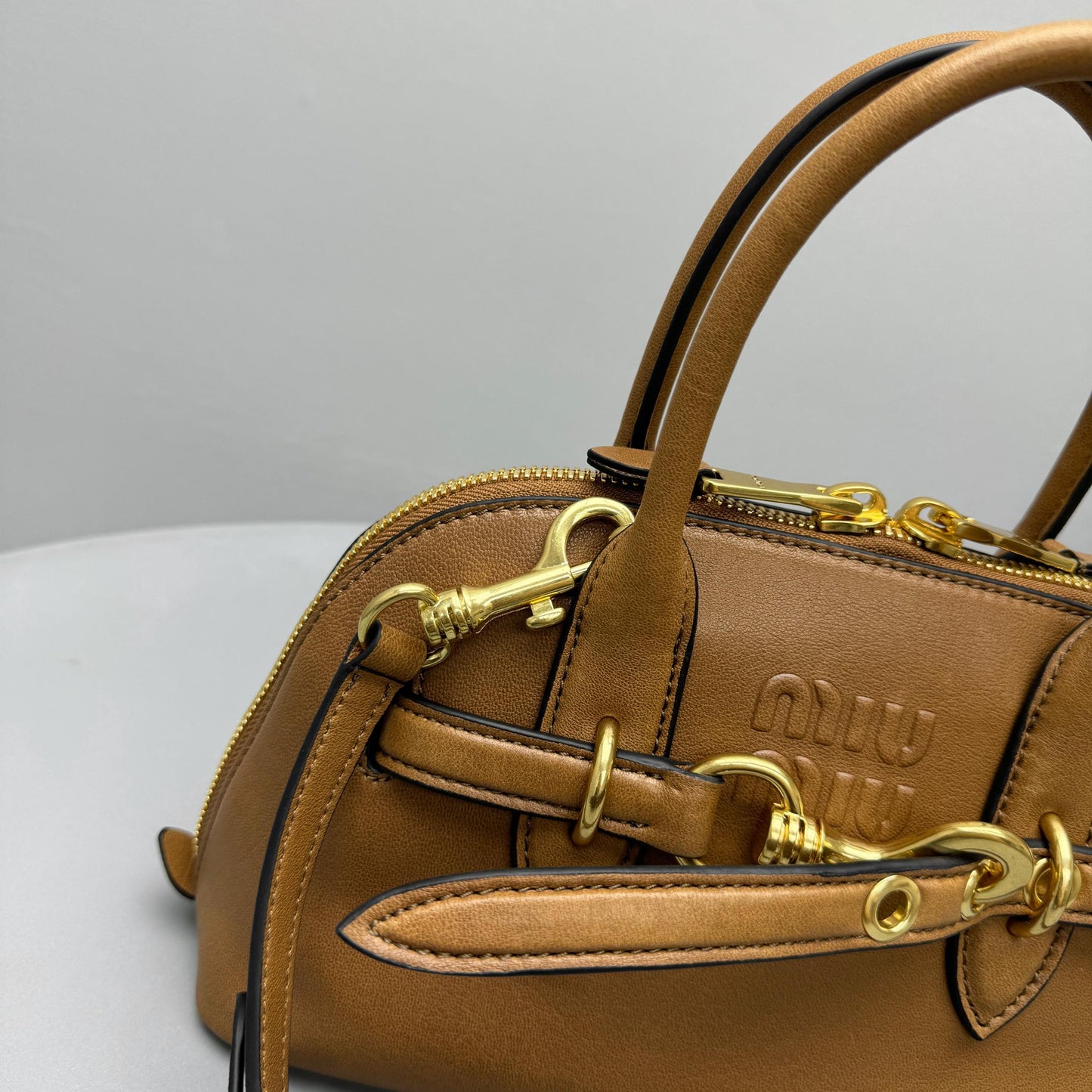 Pronta Entrega – Bolsa Miu Miu de Mão Aventure Pequena em Couro Napa