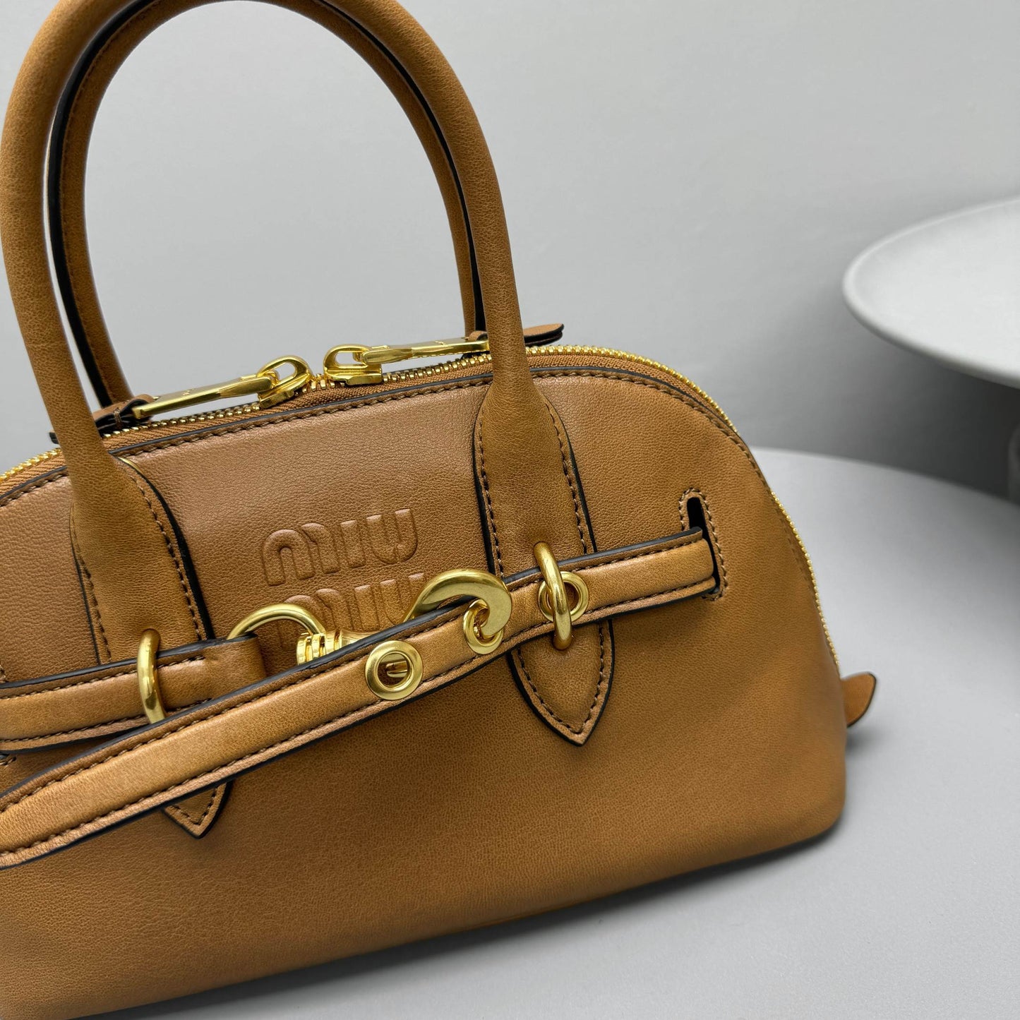 Pronta Entrega – Bolsa Miu Miu de Mão Aventure Pequena em Couro Napa