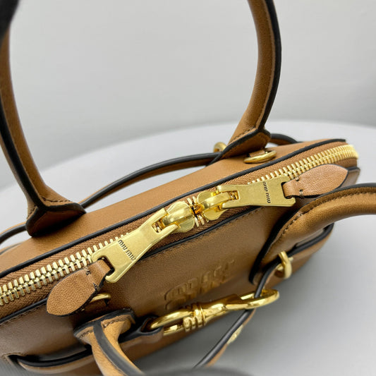 Pronta Entrega – Bolsa Miu Miu de Mão Aventure Pequena em Couro Napa