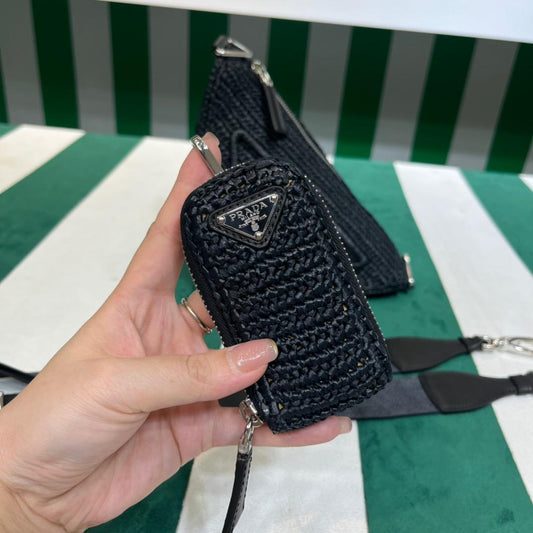 Pronta Entrega – Bolsa Modelo Prada Bandoleira Triangular em Ráfia