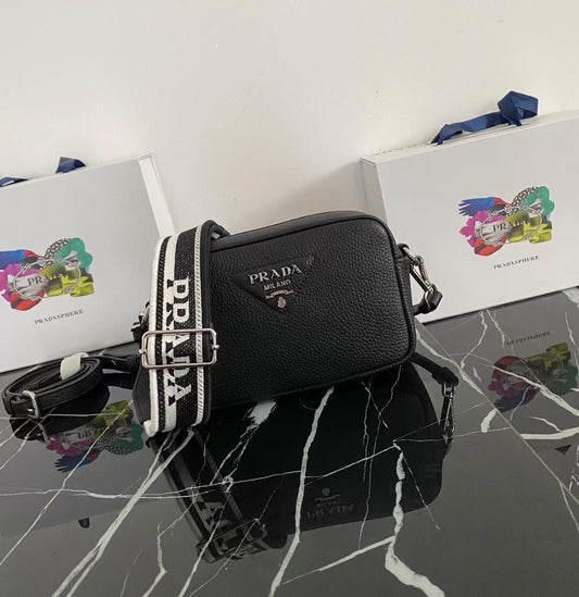 Pronta Entrega – Bolsa Modelo Prada em Couro com Alça de Ombro