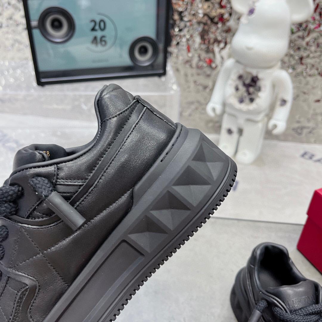 Pronta Entrega – Tênis Modelo Valentino