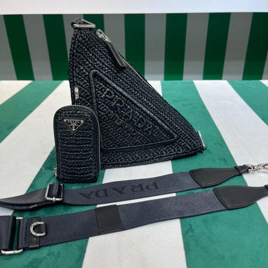 Pronta Entrega – Bolsa Modelo Prada Bandoleira Triangular em Ráfia