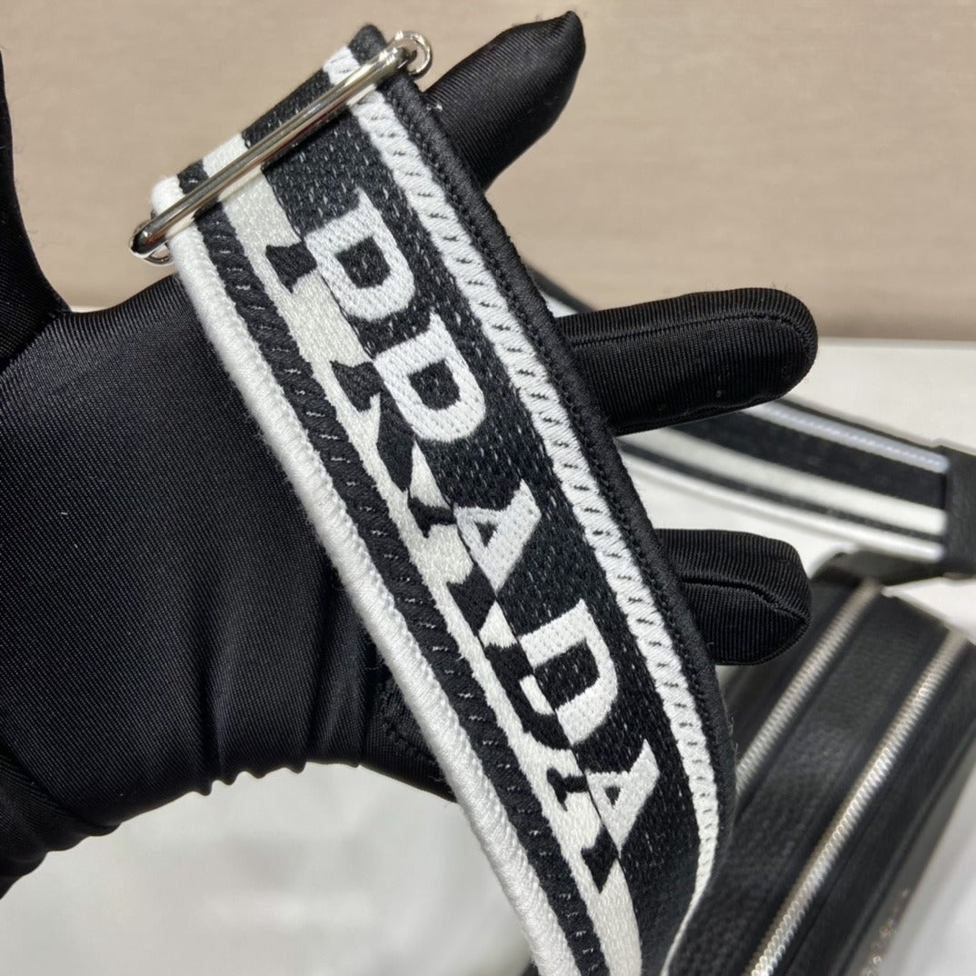 Pronta Entrega – Bolsa Modelo Prada em Couro com Alça de Ombro