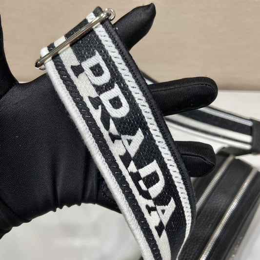 Pronta Entrega – Bolsa Modelo Prada em Couro com Alça de Ombro