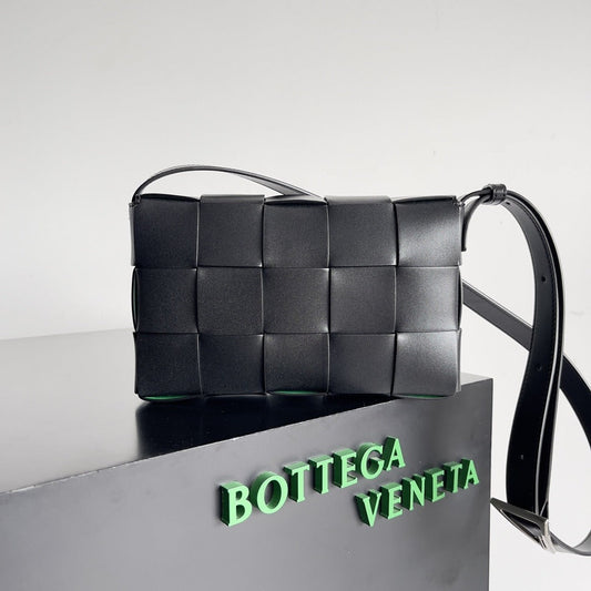 Pronta Entrega – Bolsa Modelo Bottega Cassete Transversal