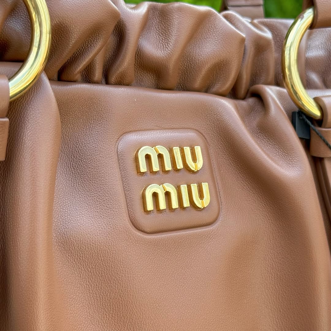 Pronta Entrega – MIU MIU VITELLO LUX HOBO BAG CARAMEL