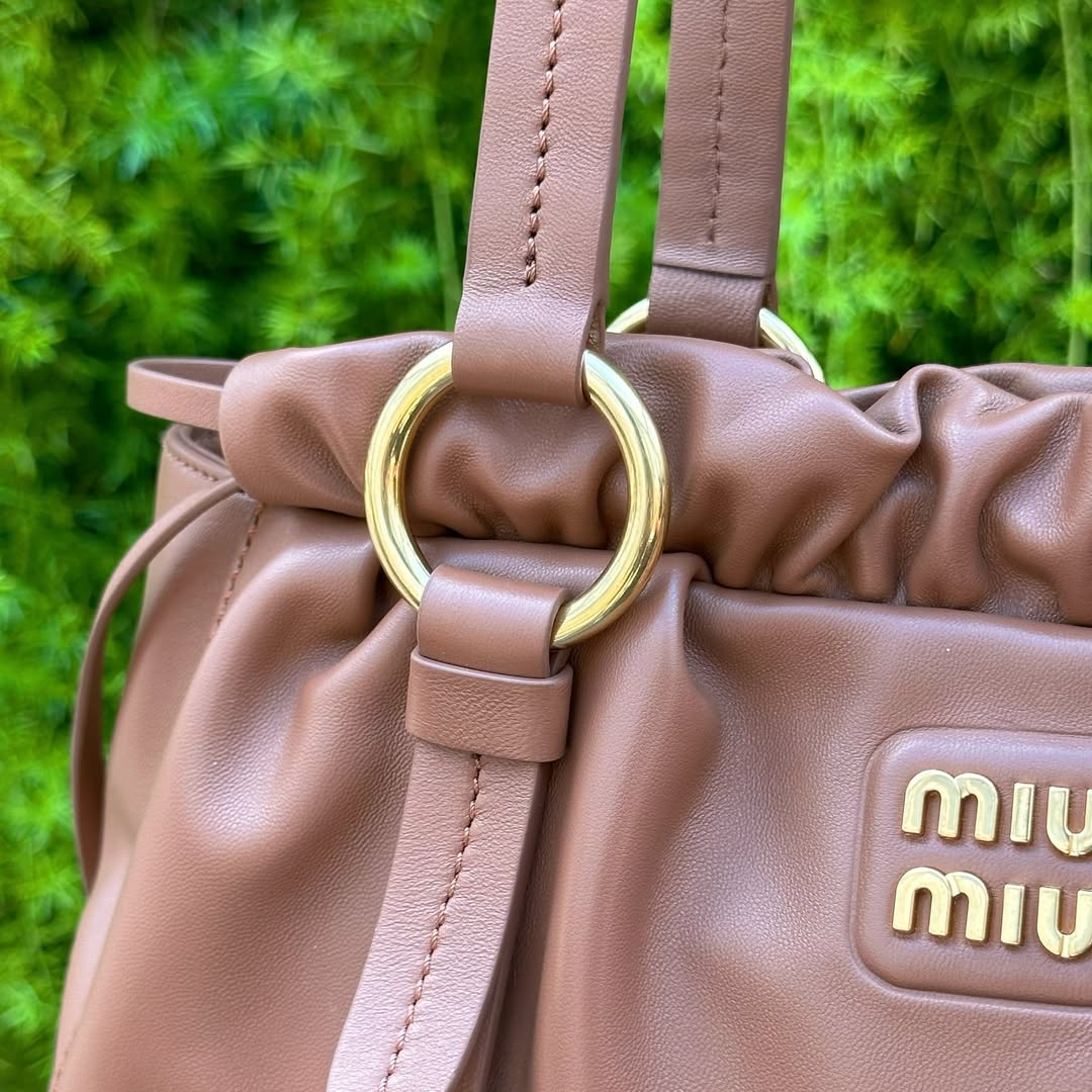 Pronta Entrega – MIU MIU VITELLO LUX HOBO BAG CARAMEL