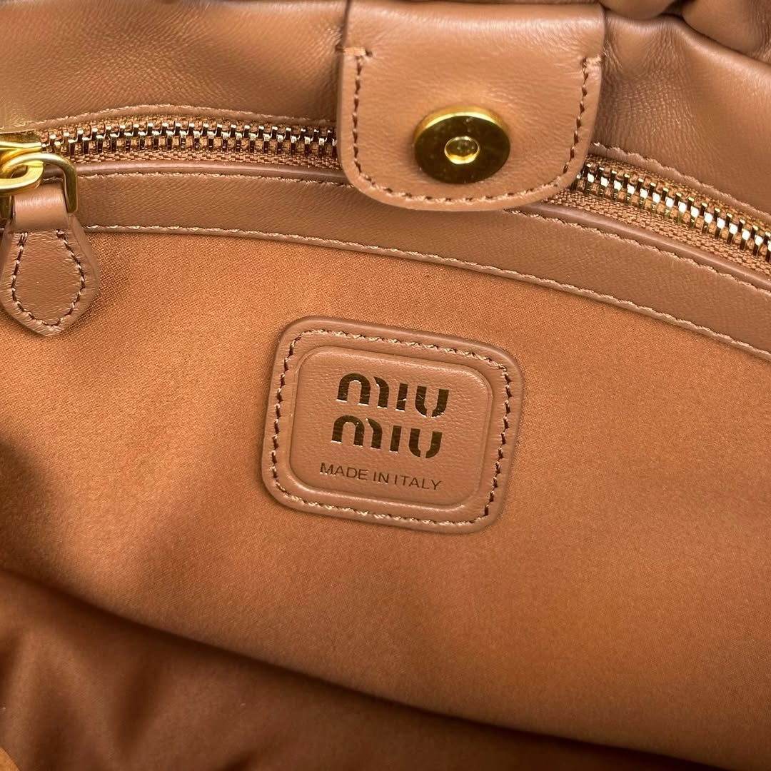 Pronta Entrega – MIU MIU VITELLO LUX HOBO BAG CARAMEL