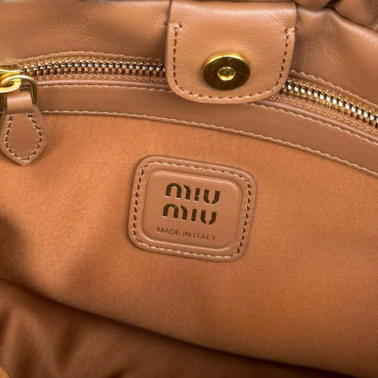 Pronta Entrega – MIU MIU VITELLO LUX HOBO BAG CARAMEL