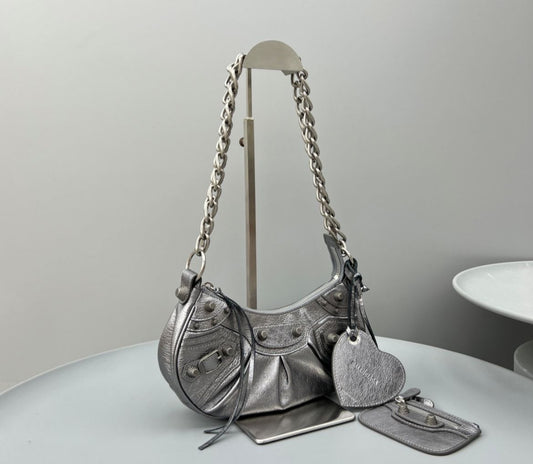 Pronta Entrega – Bolsa Balenciaga Le Cagole Metalizada em Prata Envelhecida