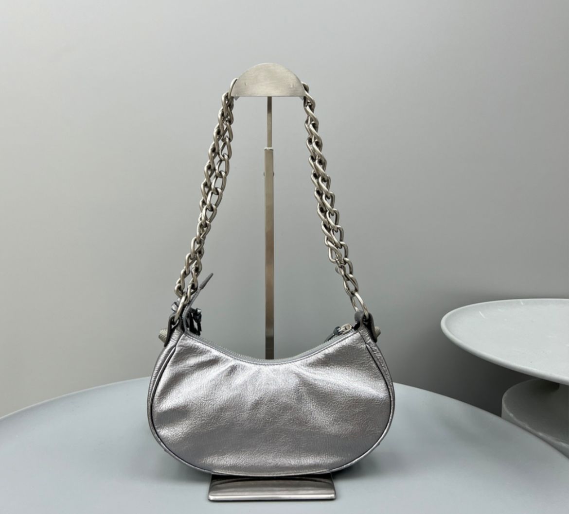 Pronta Entrega – Bolsa Balenciaga Le Cagole Metalizada em Prata Envelhecida