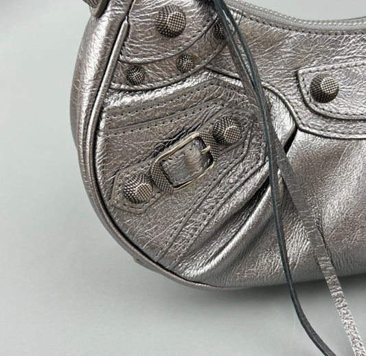 Pronta Entrega – Bolsa Balenciaga Le Cagole Metalizada em Prata Envelhecida