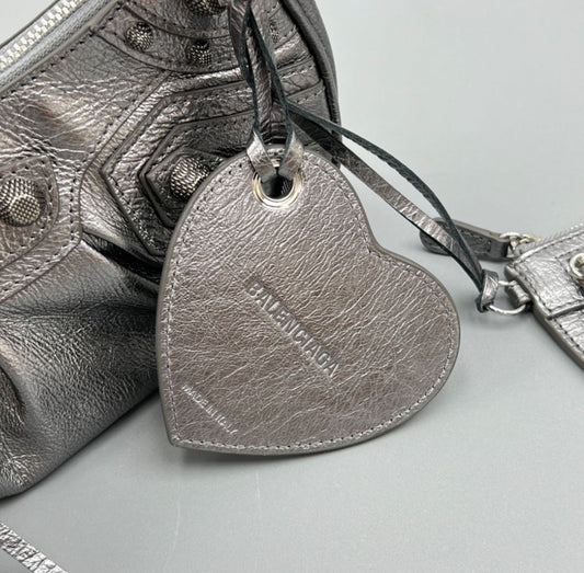 Pronta Entrega – Bolsa Balenciaga Le Cagole Metalizada em Prata Envelhecida