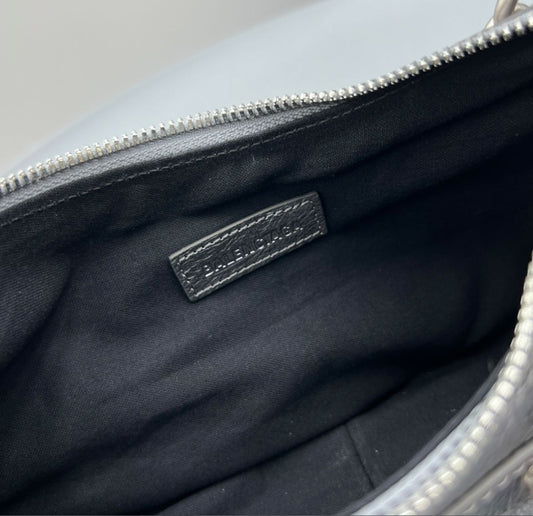 Pronta Entrega – Bolsa Balenciaga Le Cagole Metalizada em Prata Envelhecida