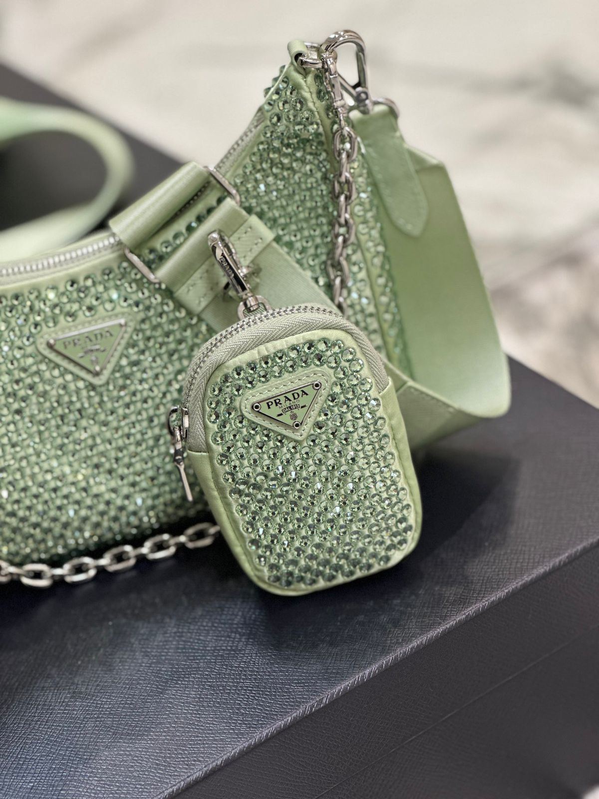 Pronta Entrega – Bolsa Prada Re-Edition 2005 em Cetim Cristais