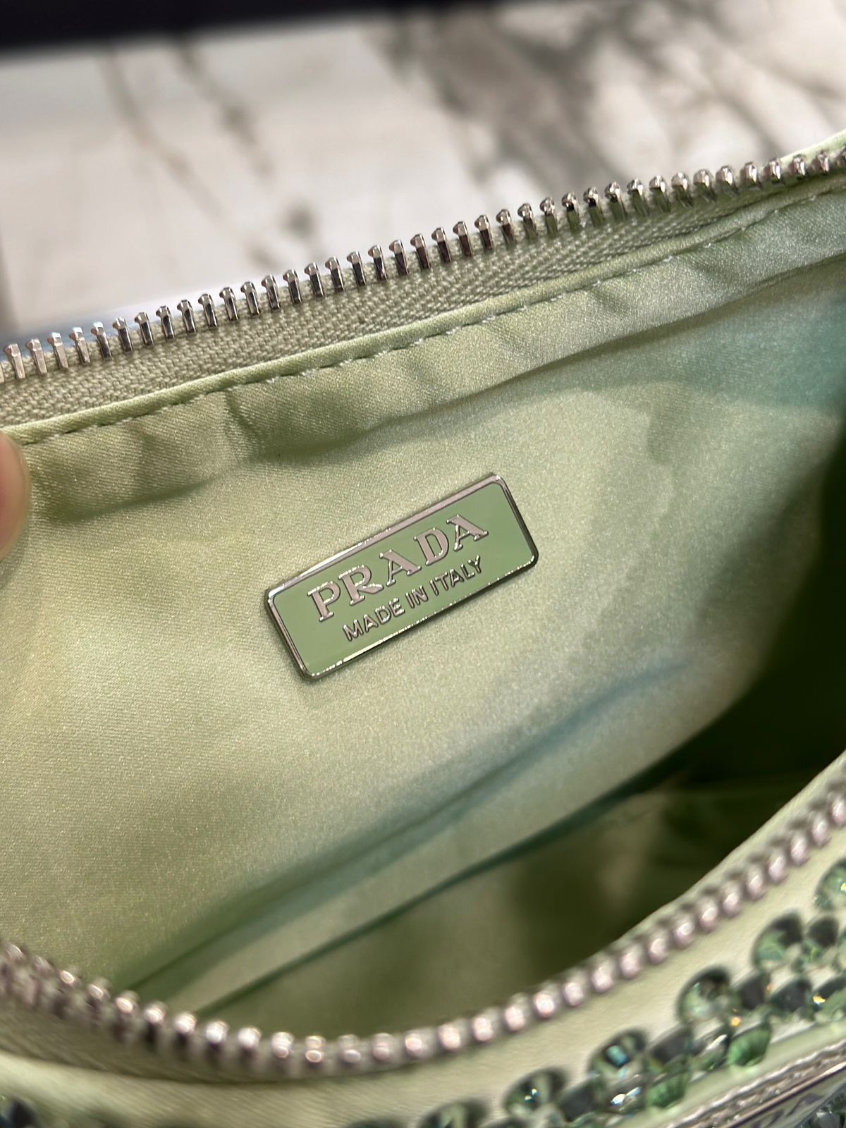 Pronta Entrega – Bolsa Prada Re-Edition 2005 em Cetim Cristais