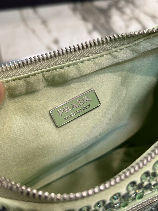 Pronta Entrega – Bolsa Prada Re-Edition 2005 em Cetim Cristais