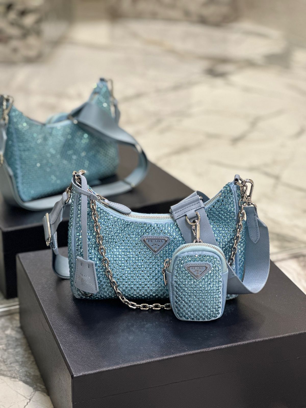 Pronta Entrega – Bolsa Prada Re-Edition 2005 em Cetim Cristais