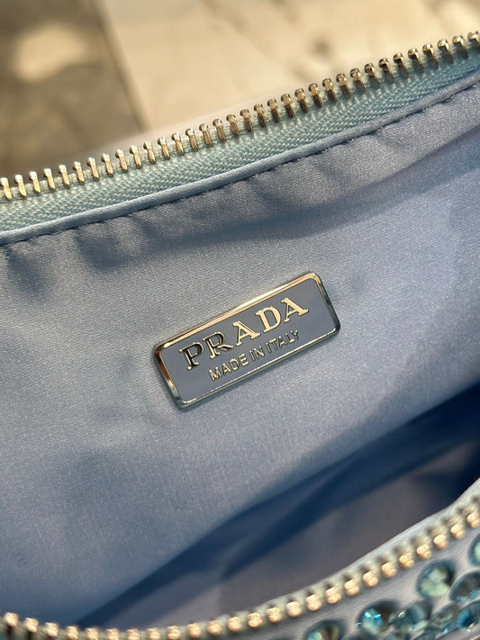 Pronta Entrega – Bolsa Prada Re-Edition 2005 em Cetim Cristais